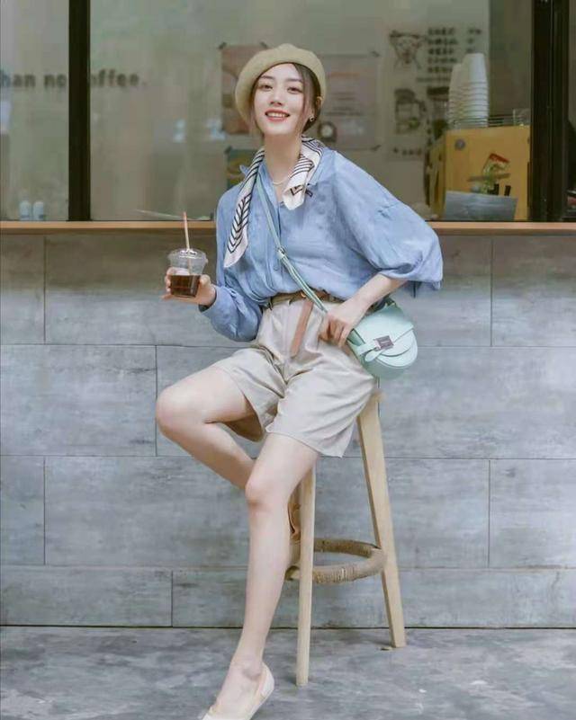 华为手机什么颜色的好看
:卡其色短裤配什么颜色的上衣比较好看