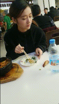 天天趣抓苹果版:搞笑GIF趣图：那年喜欢班上一个男生