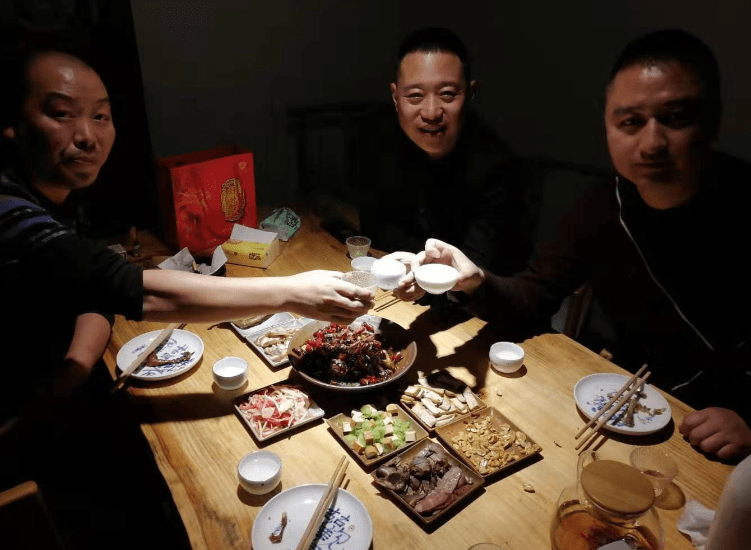 苹果版要多钱:出门请客要理性！不管钱多钱少，都不要喝这四种酒，花冤枉钱