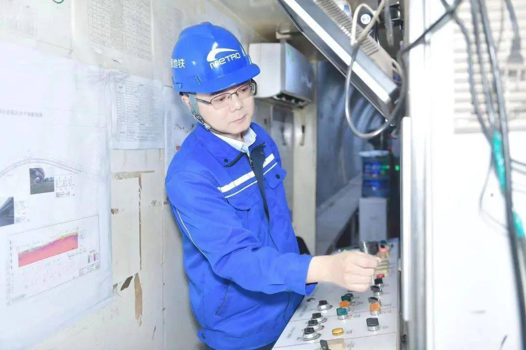 苹果19囊钻版:成都工匠代军：十余载书写地下“青春” 在黑暗隧道挖出城市鲜活动脉