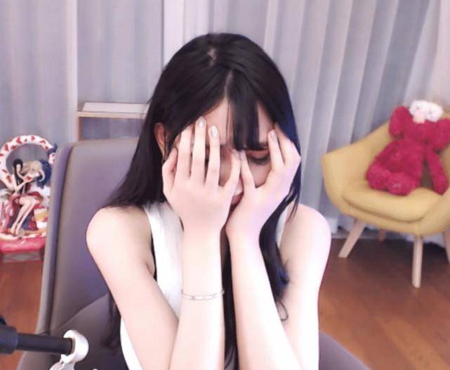 手机黑屏是怎么回事:斗鱼舞蹈一姐跳舞时拉链崩开，痛哭求情还是黑屏，公屏刷满：绿色