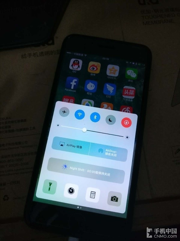 手机屏幕突然出现新闻手机屏幕出现彩色条纹然后黑屏了